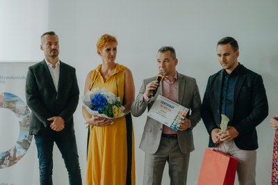 Ocenění Skokan roku v soutěži O keramickou popelnici převzal náměstek primátora Aleš Boháč. Foto: Hana Benešová - Fotografie Smutná