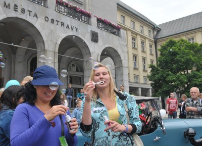 Ostravskou noc zahájilo společné vypouštění mýdlových bublin. Foto: J. Urban