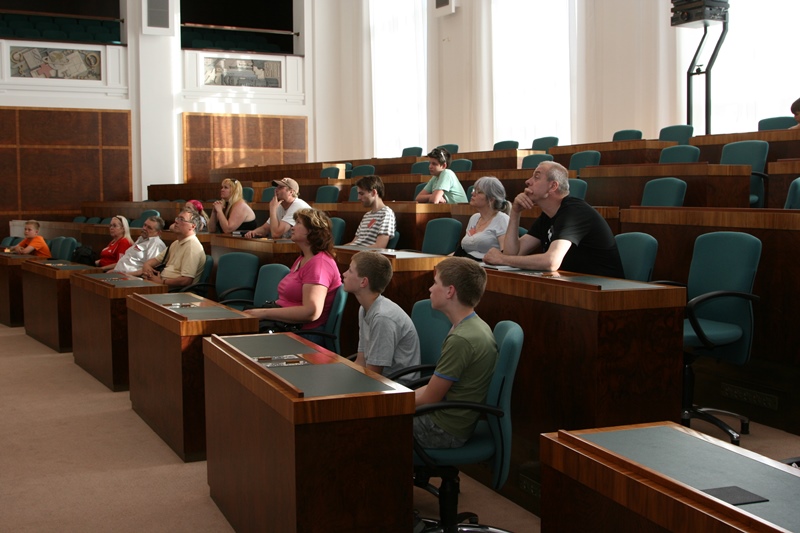 Návštěvníci radnice v lavicích městských zastupitelů.