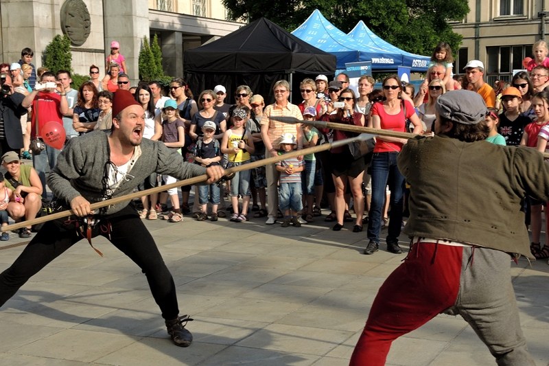 Před radnicí byly k vidění ukázky historického šermu.