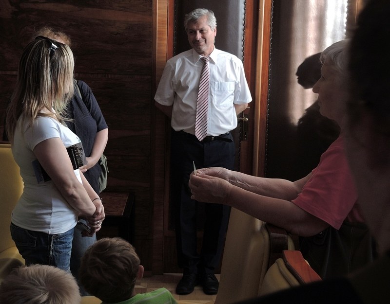 Účastníky prohlídky vítal primátor P. Kajnar. 