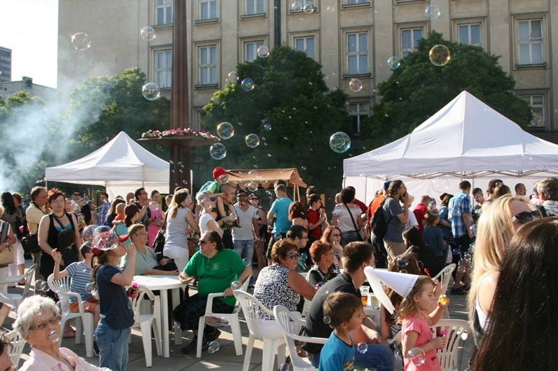 Zahájení muzejní noci ve znaku bublinek z bublifuků.