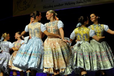Tanečnice z Lúčnice na pódiu Třebovického koláče 2013. Foto: J. Urban