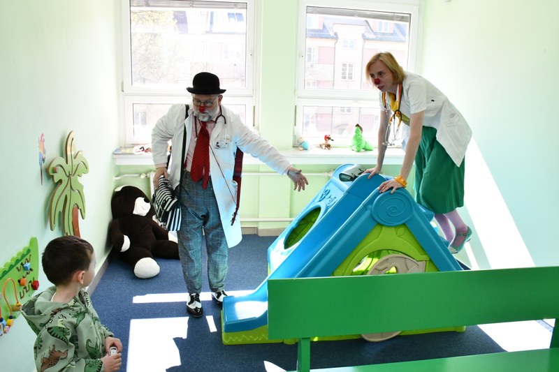 Zdravotní klauni baví dětské pacienty v Městské nemocnici Ostrava. Foto: MMO
