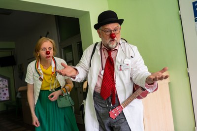 Zdravotní klauni baví dětské pacienty v Městské nemocnici Ostrava. Foto: Jan Vlček