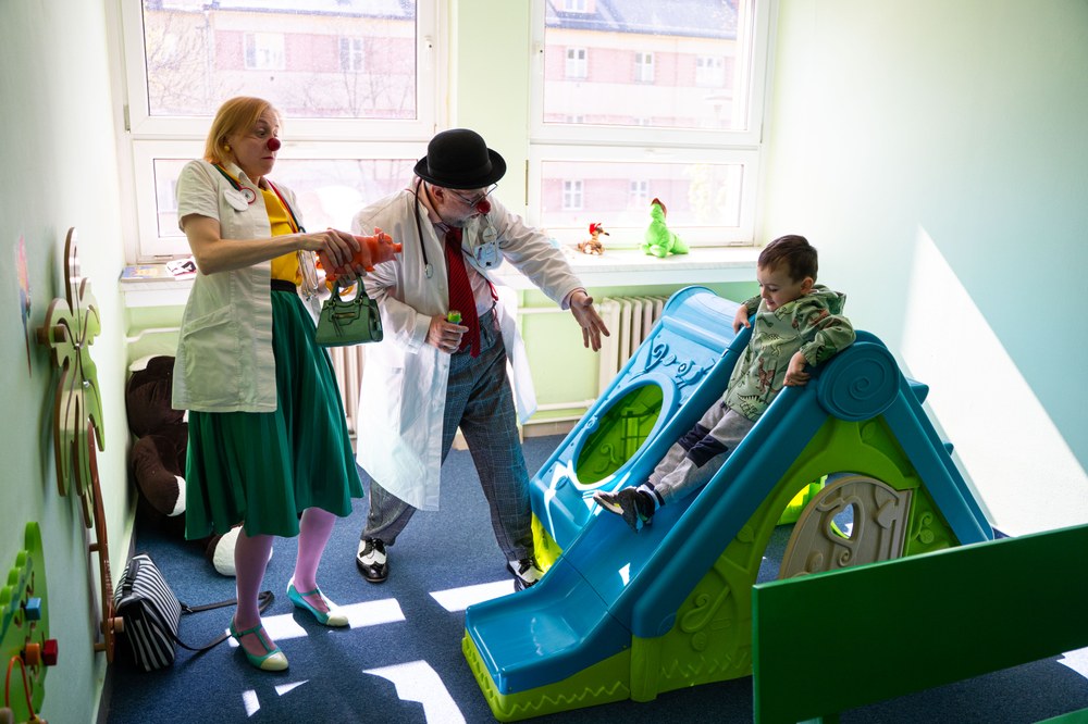 Zdravotní klauni rozdávají radost v ostravské městské nemocnici