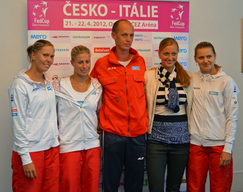 FOTO: Tenistky ČR (zleva) L. Hradecká, A. Hlaváčková, trenér P. Pála, P. Kvitová, L. Šafářová