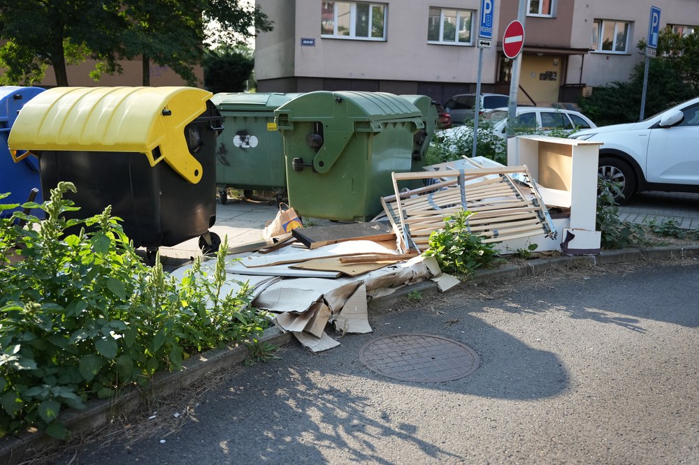 Nepořádek u kontejnerů před domy je špatnou vizitkou... Foto: OZO Ostrava Nepořádek u kontejnerů před domy je špatnou vizitkou... Foto: OZO Ostrava