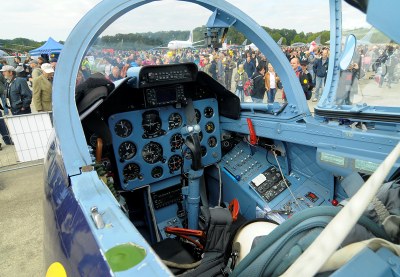 Koho by nelákalo nakouknout do kokpitu moderního letadla? Snímek z Dnů NATO 2012, foto: J. Urban