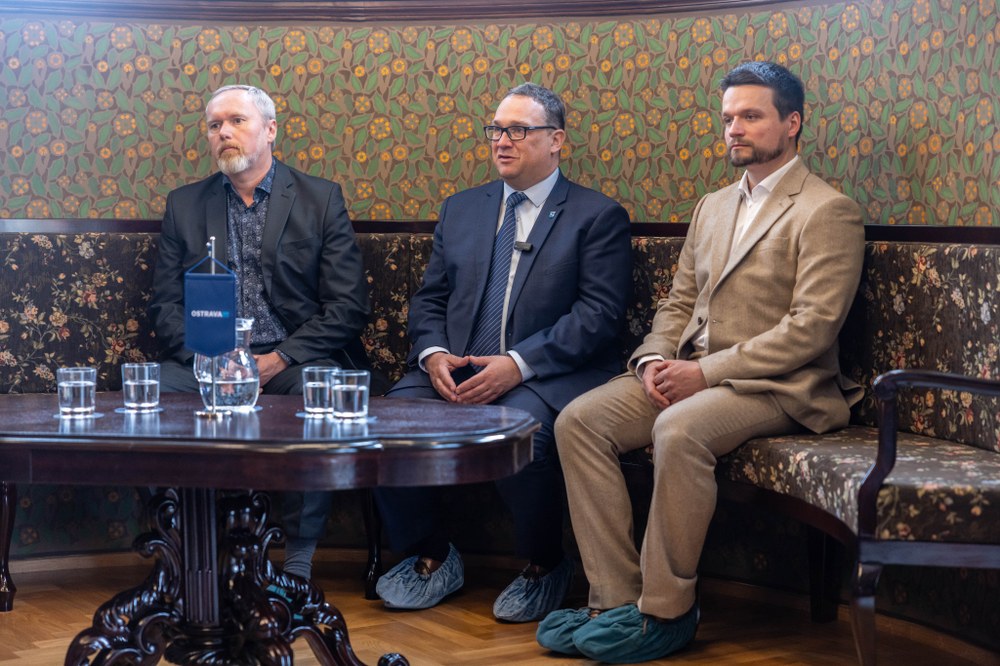 (zleva) Náměstek primátora Břetislav Riger, primátor Jan Dohnal a kurátor vily Tomáš Rusek při představení nově doplněného mobiliáře. Foto: Lukáš Kaboň