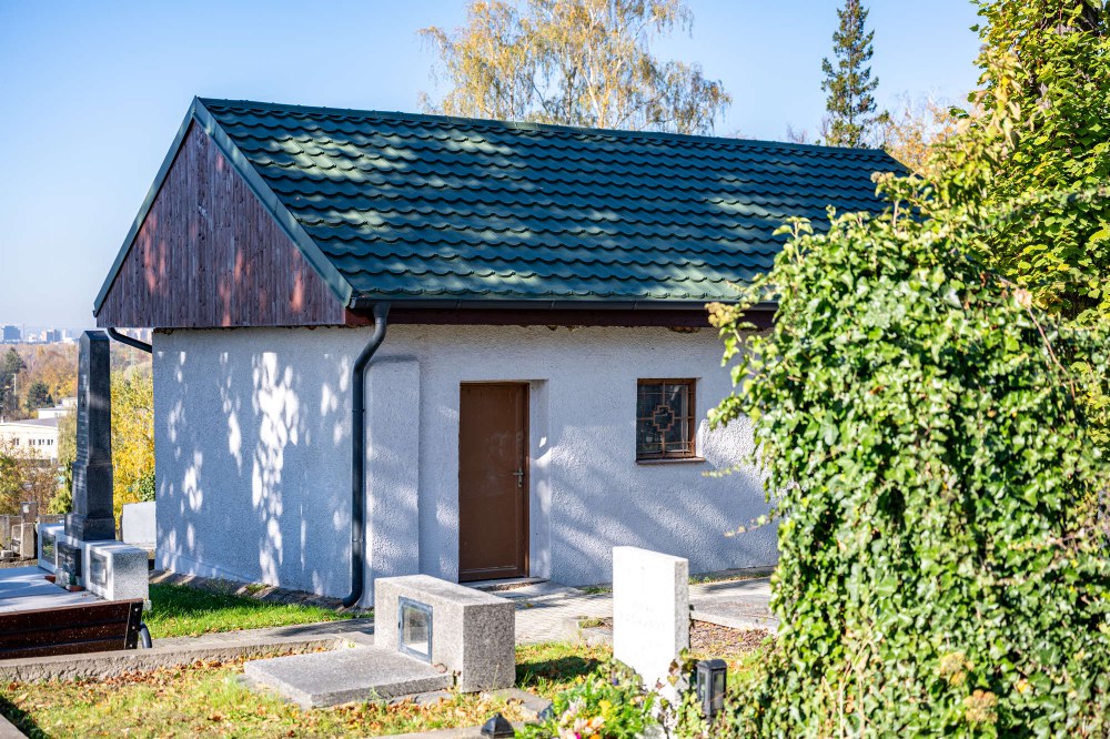 Nová je také střecha hřbitovního objektu v Radvanicích. Foto: Lukáš Kaboň Nová je také střecha hřbitovního objektu v Radvanicích. Foto: Lukáš Kaboň
