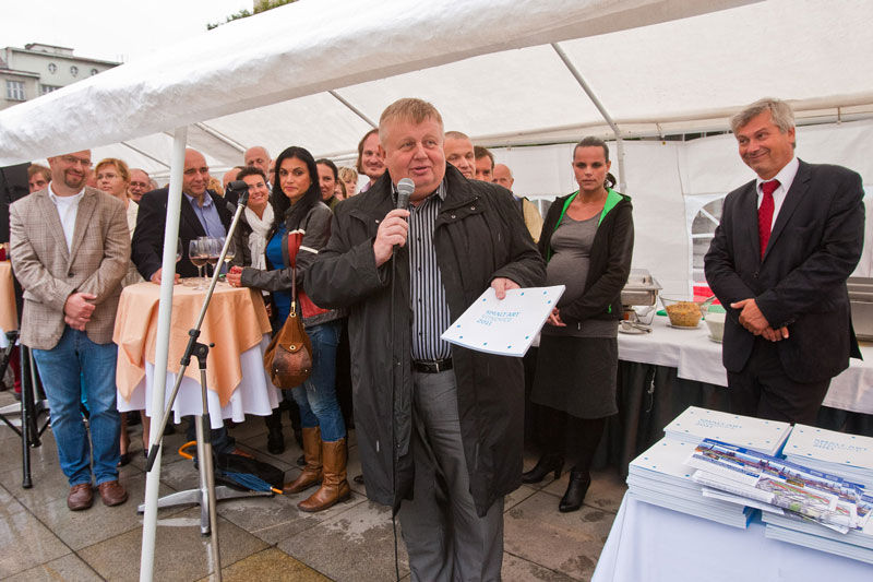 Foto: Jan Světlík (u mikrofonu), Ivana Štenclová a Petr Kajnar při vernisáži.
