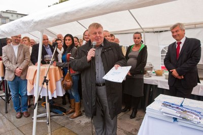 Foto: Jan Světlík (u mikrofonu), Ivana Štenclová a Petr Kajnar při vernisáži.