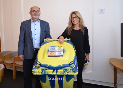 Náměstkyně primátora Kateřina Šebestová a ředitel společnosti OZO Ostrava Karel Belda představují novou popelnici pro tříděný odpad. Foto: René Stejskal 