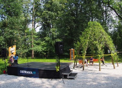 Park Hrabovjanka s altánem z vrbového proutí. foto: Ilona a Libor Hromádkovi