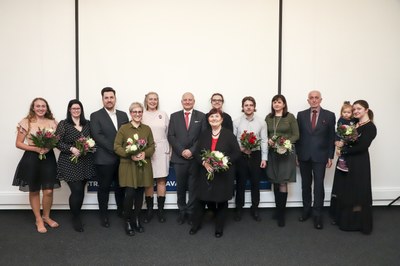 Náměstek primátora Zbyněk Pražák s oceněnými dobrovolníky. Foto: Adolf Horsinka