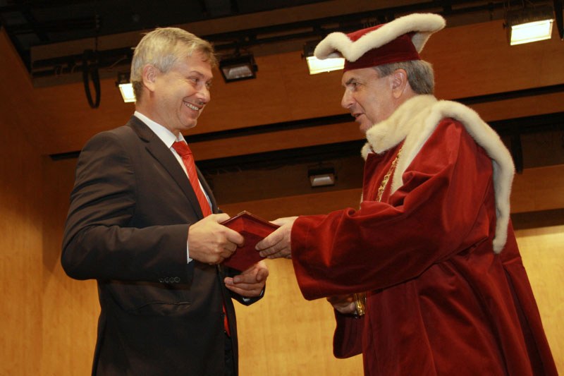 Petr Kajnar přebírá pamětní medaili