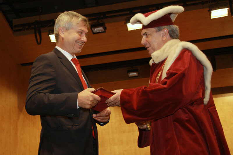 Petr Kajnar přebírá pamětní medaili