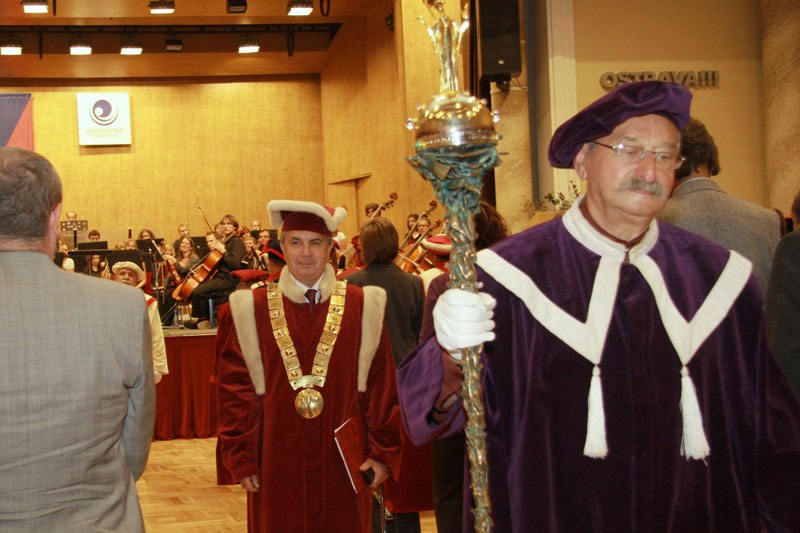 Taláry ke slavnostní atmosféře patří...