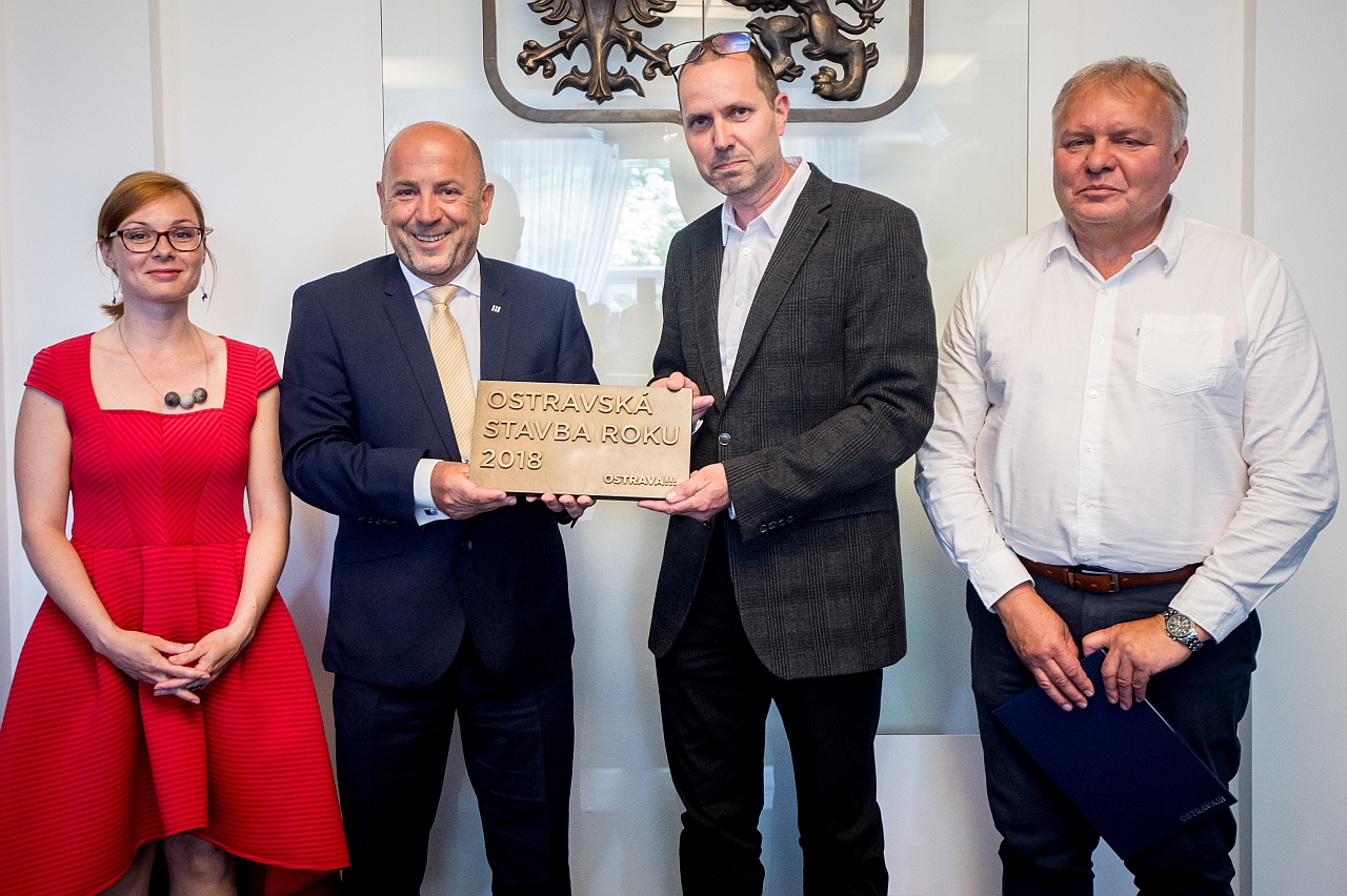 Vítězná přístavba školní tělocvičny základní školy v Petřkovicích získala plaketu Ostravská stavba roku 2018.