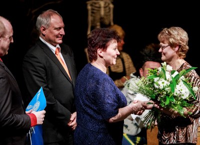 Se Zbyňkem Pražákem předávali ocenění předseda komise pro vzdělávání, vědu a výzkum Jan Veřmiřovský a vedoucí oddělení vzdělanosti MMO Marta Szücsová. Foto: J. Zerzoň