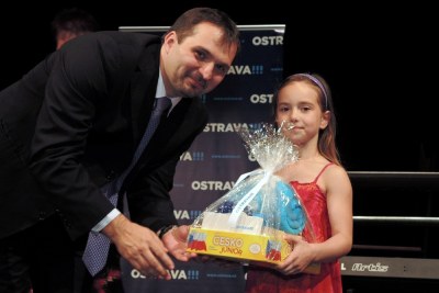 Těm nejmenším předal ocenění náměstek primátora Martin Štěpánek. Na snímku s Julií Semaniv, mistryní ČR ve sportovní gymnastice. Foto: J. Urban