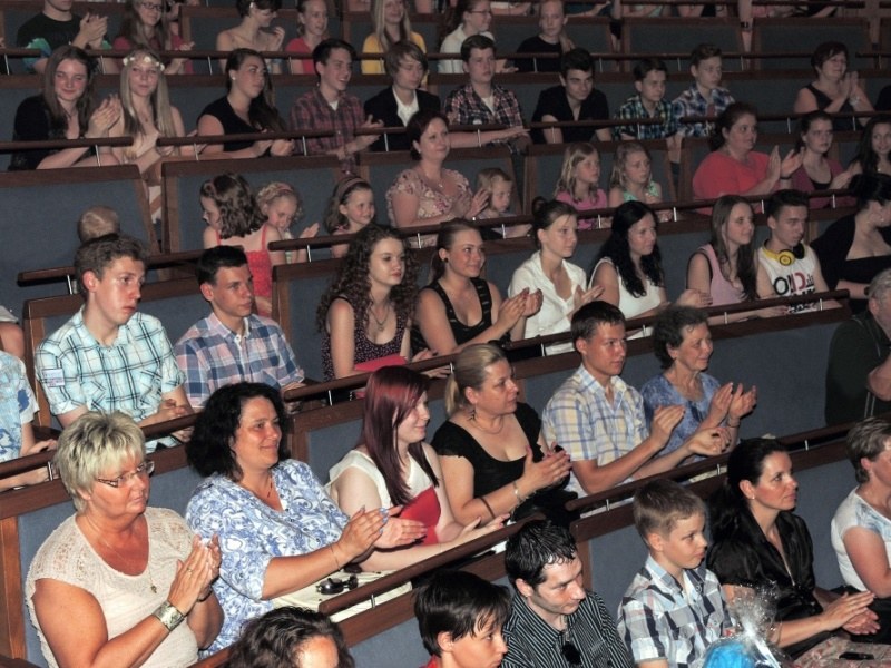 Oceněným tleskal zcela zaplněný sál Divadla loutek.