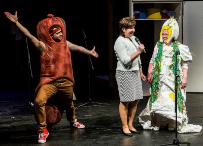 Párek a Koprová, jedni z hlavních protagonistů programu, v rozhovoru s učitelkou Ivetou Komorášovou.  Foto: J. Zerzoň