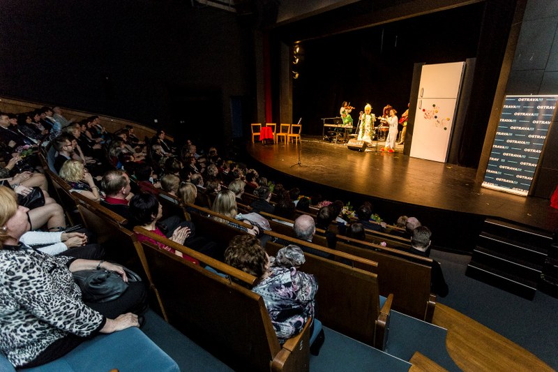 Hlediště zaplnili zástupci 57 ostravských základních a 49 mateřských škol.