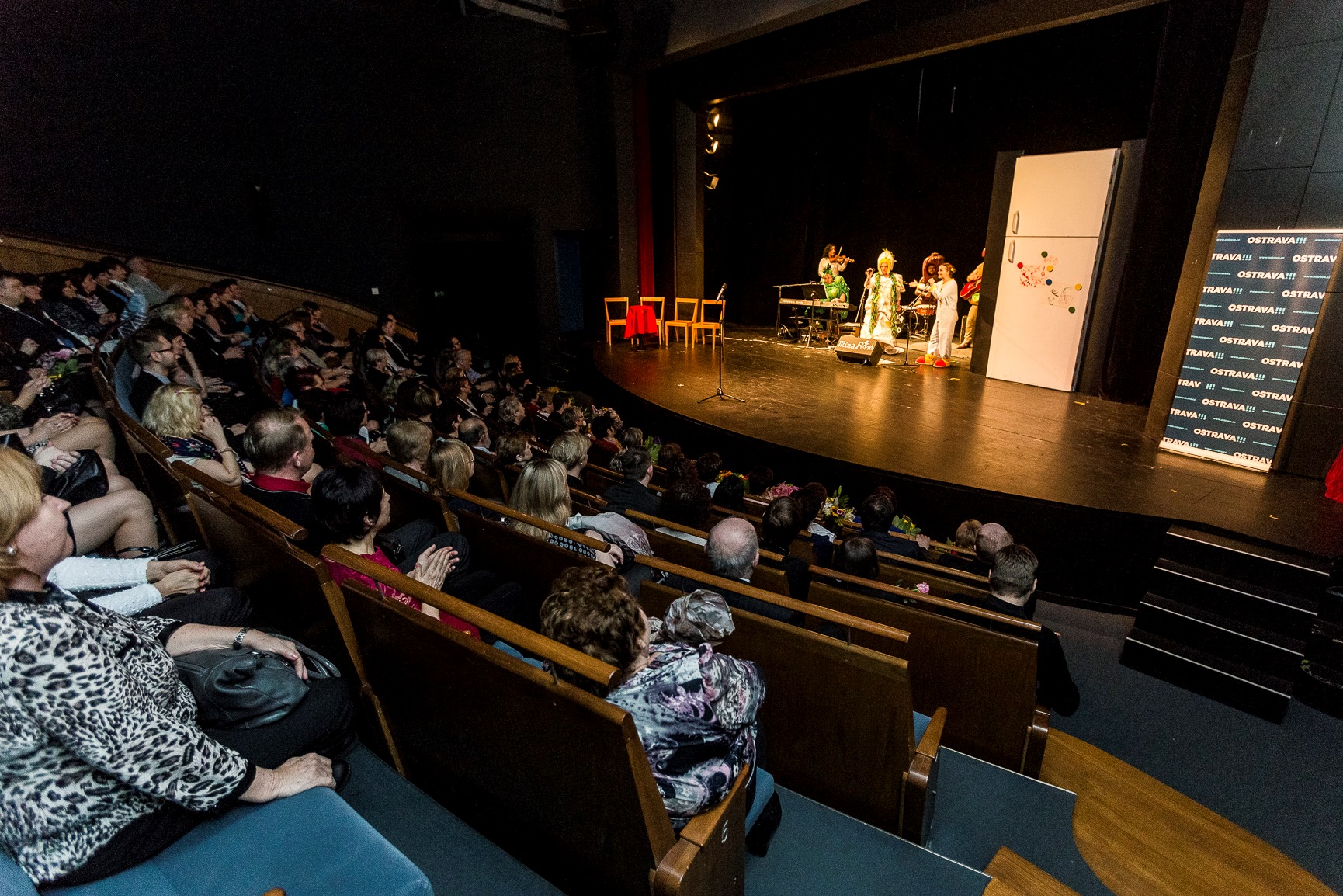 Hlediště zaplnili zástupci 57 ostravských základních a 49 mateřských škol.