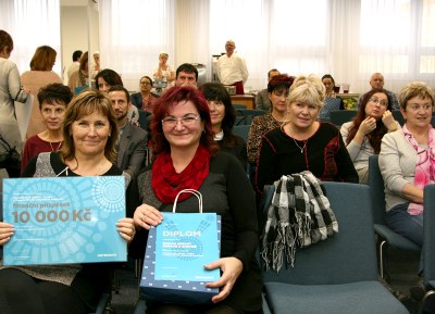 Zástupci oceněných školních jídelen při slavnostním vyhodnocení. Vpředu zástupkyně jídelny Mateřské školy J. Šoupala v Porubě. Foto: Bohuslav Krzyžanek