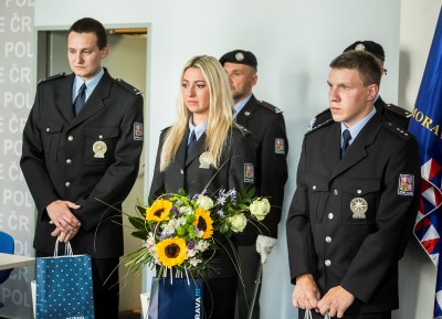Zleva Jakub Závodný, Kateřina Balogová a Kamil Zeman při předání ocenění za zastavení střílejícího muže. Foto: J. Zerzoň