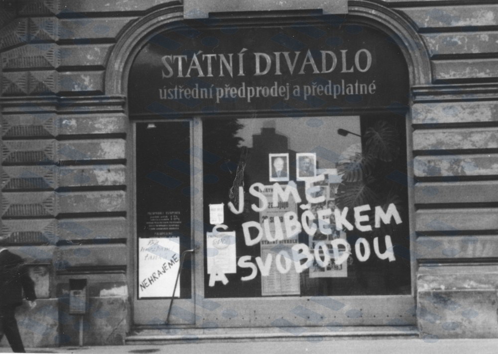 Jeden z mnoha protiokupačních nápisů na ostravských výlohách Jeden z mnoha protiokupačních nápisů na ostravských výlohách