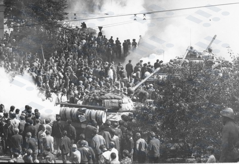 Sovětské tanky před Novou radnicí. Foto: AMO