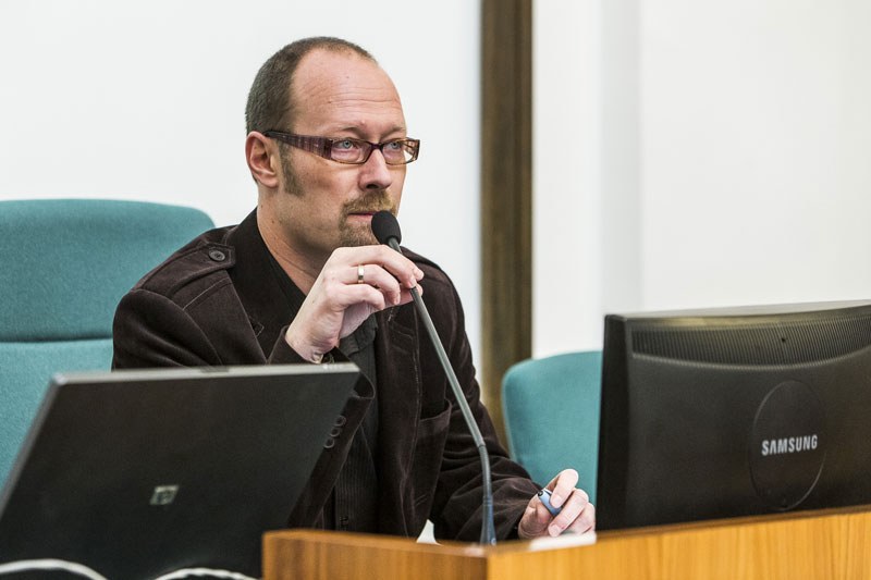 Petr Šimíček učí dějepis na gym. O. Havlové v Porubě.