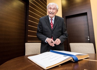 Rajko Doleček při zápisu do Pamětní knihy města Ostravy. Foto: Lukáš Kaboň