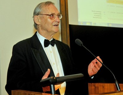 Lumír Pivovarský hovoří k zastupitelům při přebírání Ceny města Ostravy. Snímek J. Urban