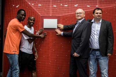 U pamětní desky stojí zleva D. Rudisha, M. Farah, Vladimír Cigánek a Martin Štěpánek. Foto: J. Zerzoň.