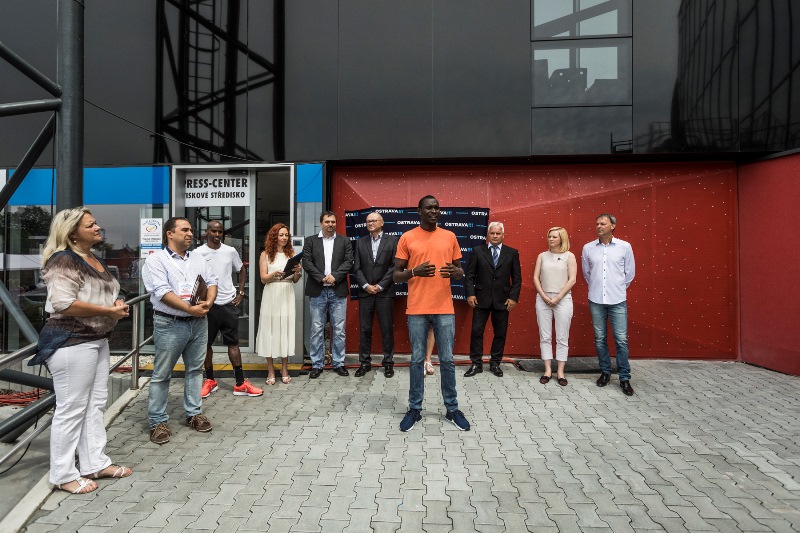 Keňský atlet David Rudisha při odhalování pamětní desky.