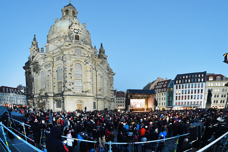 Vzpomínkové shromáždění před kostelem Frauenkirche v Drážďanech. Foto: Město Drážďany 