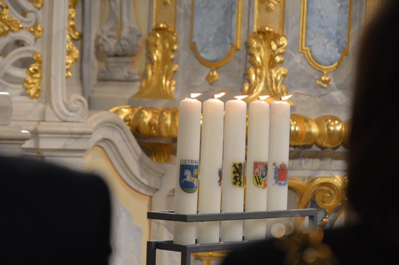 Mezi řadou svící byla i ta „ostravská“.