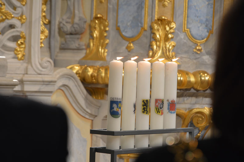 Mezi řadou svící byla i ta „ostravská“.