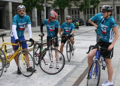 Účastníci cyklo-běhu na Prokešově náměstí před Radnicí města Ostravy. Foto: B. Krzyžanek