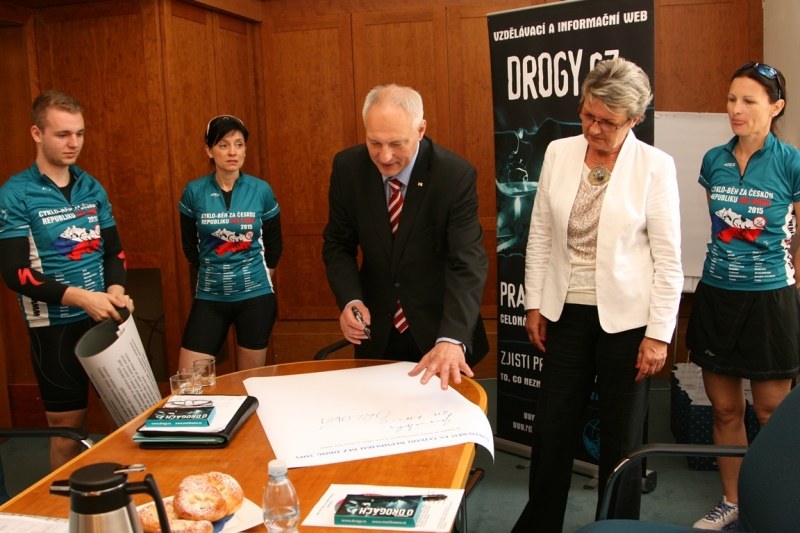 Slavnostní podpis Prohlášení o postoji k řešení problematiky drog.