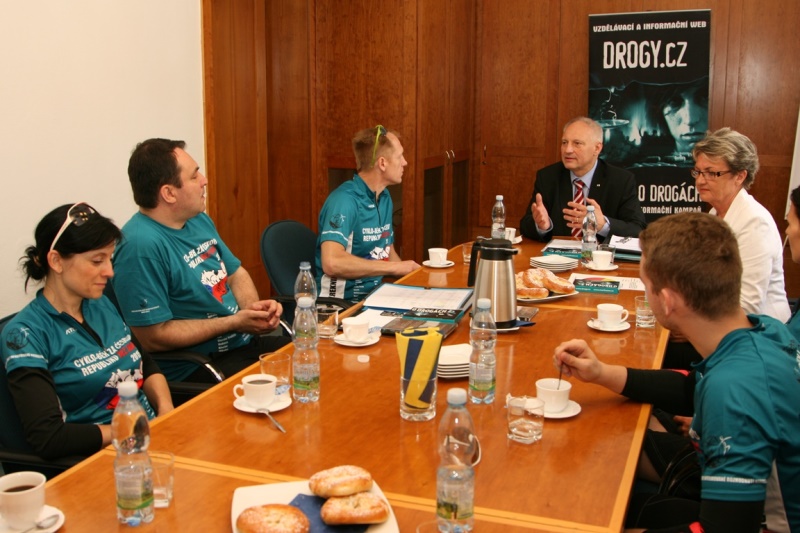 Účastníci cyklo-běhu při debatě s náměstkem Zbyňkem Pražákem.