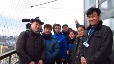 Tým korejské televize na věži Nové radnice v Ostravě. Snímek: OER.