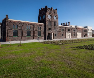 Prostranství před galerií PLATO krášlí městská zahrada. Foto: Lukáš Kaboň