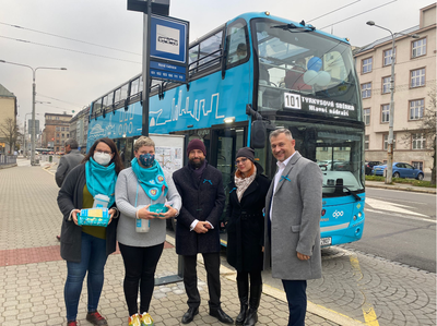 Zahájení letošní Tyrkysové sbírky si nenechali ujít ani primátor Tomáš Macura, náměstkyně primátora Zuzana Bajgarová a generální ředitel DPO Daniel Morys. Foto: DPO