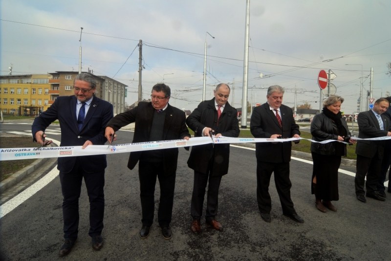 Účastnící slavnostního otevření křižovatky.