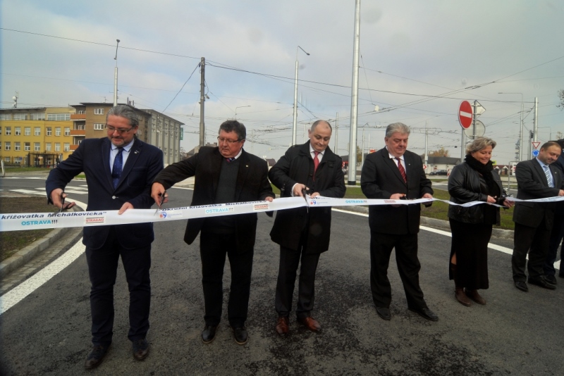 Účastnící slavnostního otevření křižovatky.
